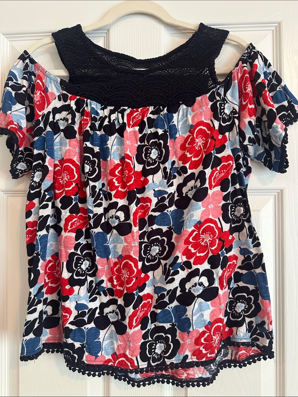 crown & ivy Off-Shoulder Floral Top in Red, Navy & White